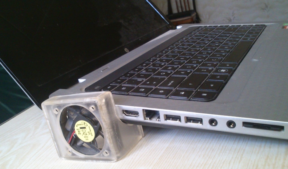 Компактная подставка для ноутбука с направленной системой обдува-отвода тепла