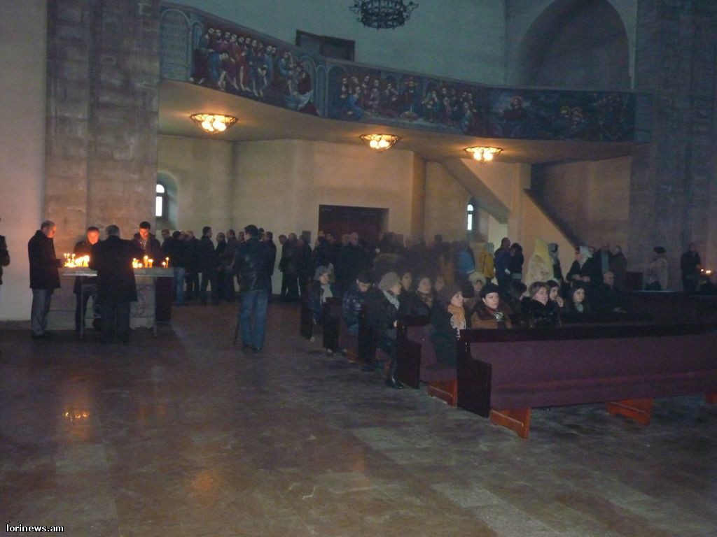 Վանաձորցիները մոմավառություն և միասնական աղոթք բարձրացրեցին ի հիշատակ Գյումրիում զոհվածներi(ֆոտոշարք, տեսանյութ)