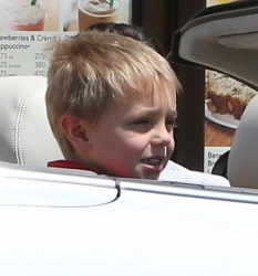 Britney-Spears-With-Kids-At-Starbucks-Drive-Thru-In-Woodland-Hills%2C-May-10-2013-t1a63471np.jpg