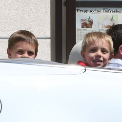 Britney-Spears-With-Kids-At-Starbucks-Drive-Thru-In-Woodland-Hills%2C-May-10-2013-d1a635arg4.jpg