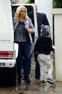 Britney-Spears-%7C-With-Kids-And-Boyfriend-Out-For-Lunch-In-LA%2C-November-29-2013-b2fb7f6bbm.jpg