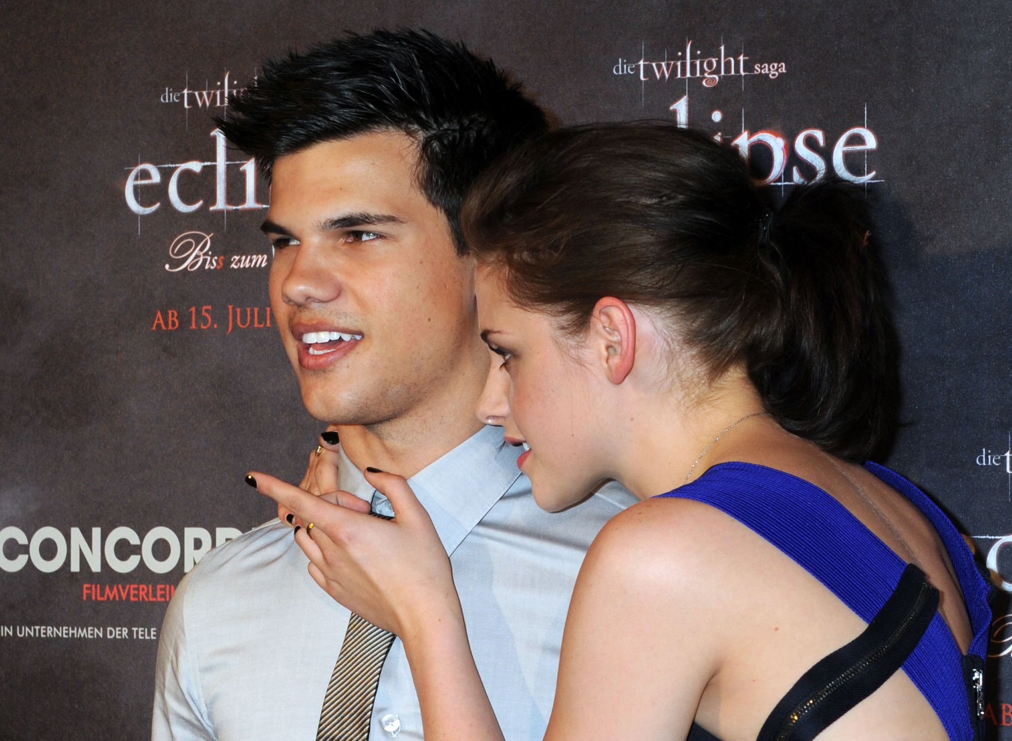 She saw him. Тейлор Лотнер и Кристен Стюарт. Taylor Lautner and Kristen Stewart. Тейлор Лотнер и Тейлор. Тейлор Лотнер и Кристен.