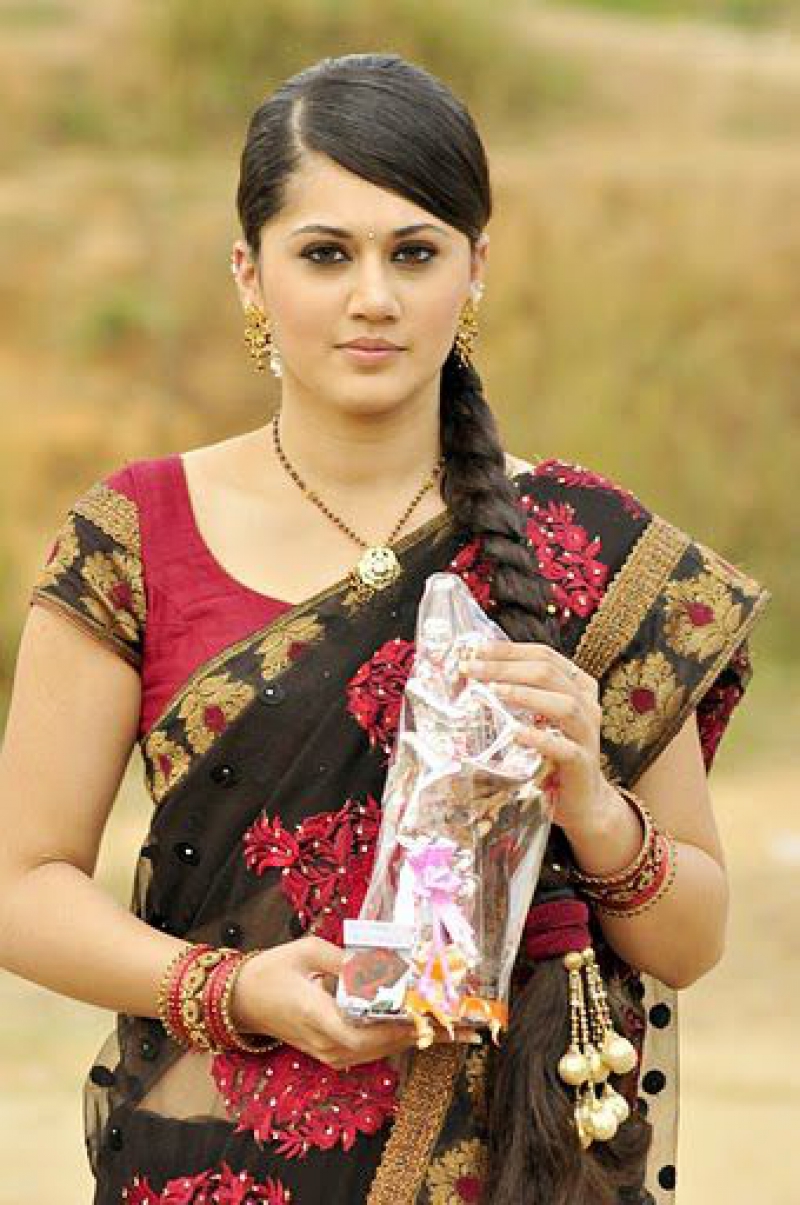 tapsee_hot_vandhan_vendran_movie_stills_06.jpg