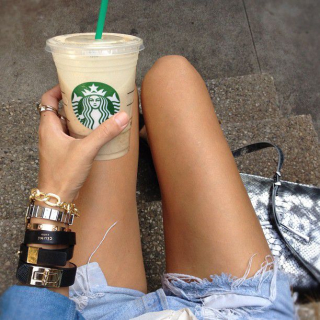 Фото с кофе в руках на улице летом