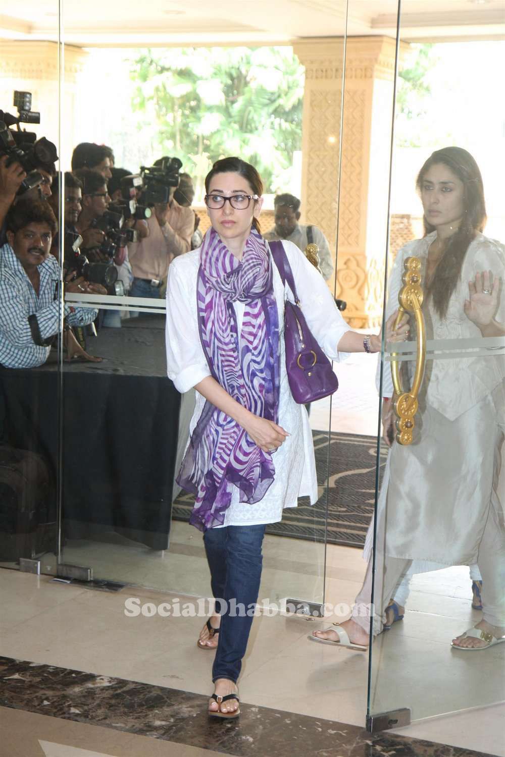 Karisma-Kapoor-attend-Dr.-Ashok-Chopras-Prayers-Meet-.jpg