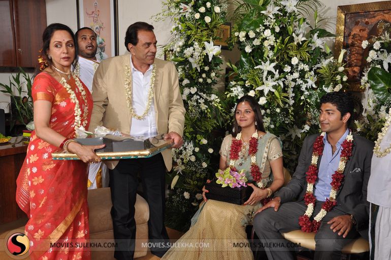 hema-malini-s-daughter-ahana-deol-gets-engaged-to-vaibhav-vohra-stills04.jpg