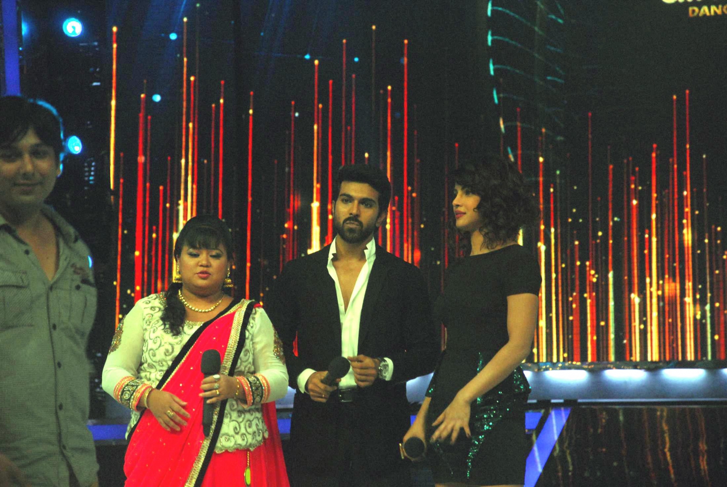 zanjeer-promotion-on-the-sets-of-jhalak-dikhhla-jaa-season-6-priyanka-chopra-ram-charan-teja-57455.j
