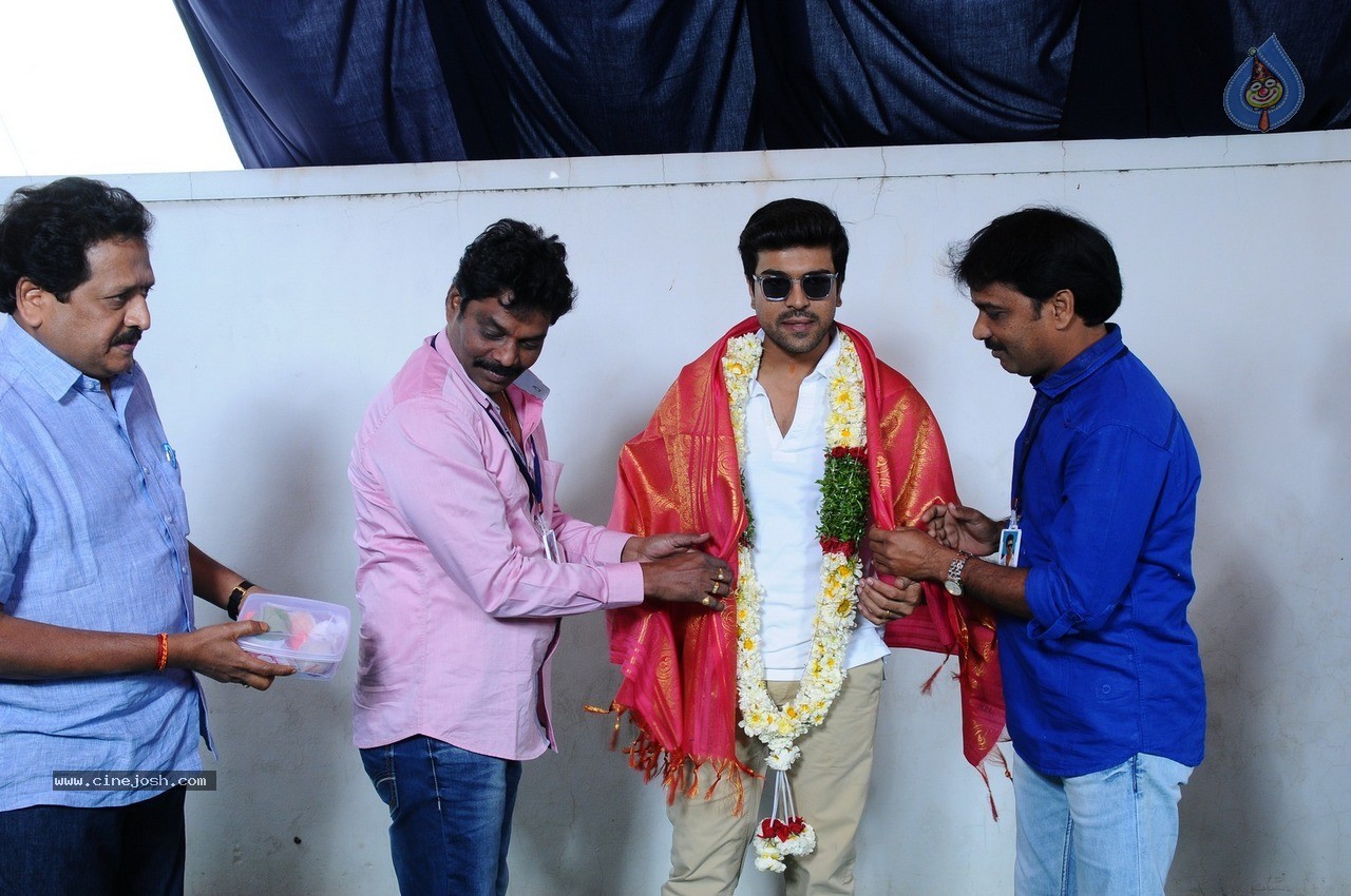 fans_meet_ram_charan_2601151024_022.jpg