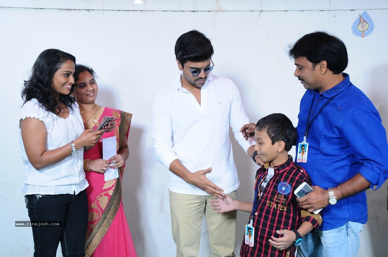 fans_meet_ram_charan_2601151024_070.jpg