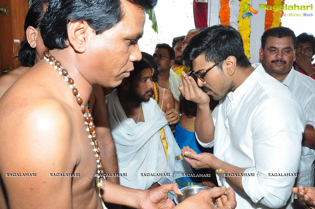 chiranjeevi-birthday-at-filmnagar46.jpg