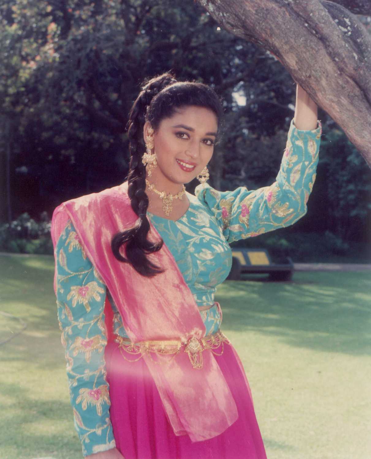 Болливуд вк. Мадхури Дикшит. Мадхури Дикшит 1992. Мадхури Дикшит индийская актриса. Минакши Шешадри и Мадхури Дикшит.