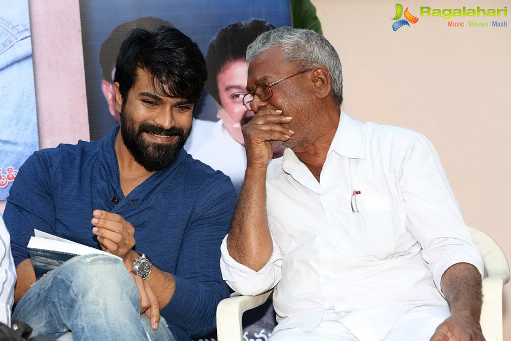 chiranjeevi-book-launch-by-ramacharan39.jpg