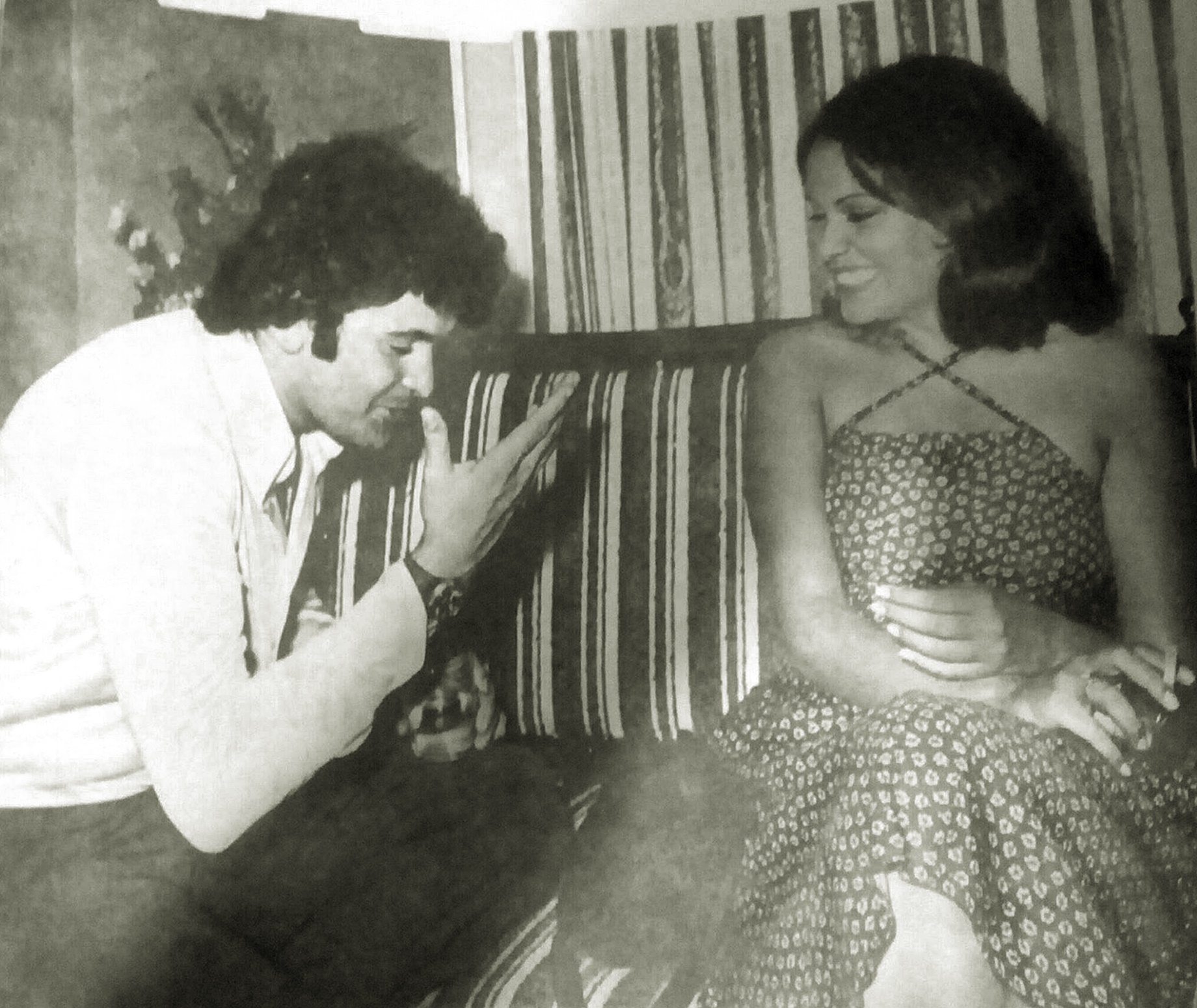 Rishi regaling Zeenat.jpg