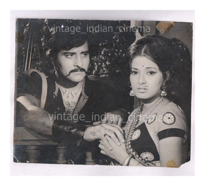Original-Bollywood-photo-Vinod-khanna-mosumi-In-Kachhe-dhaage.jpg