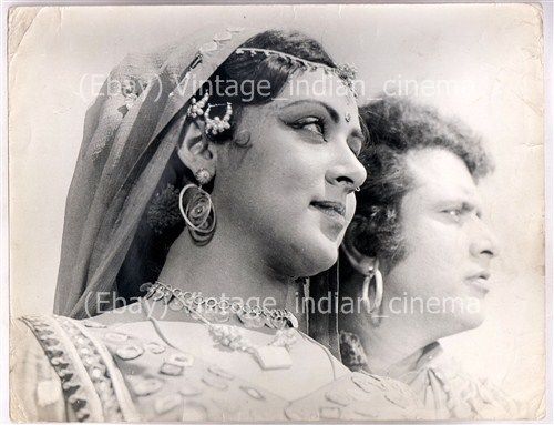 Original-Bollywood-photo-Hema-malini-Manoj-kumar-In-Kranti.jpg