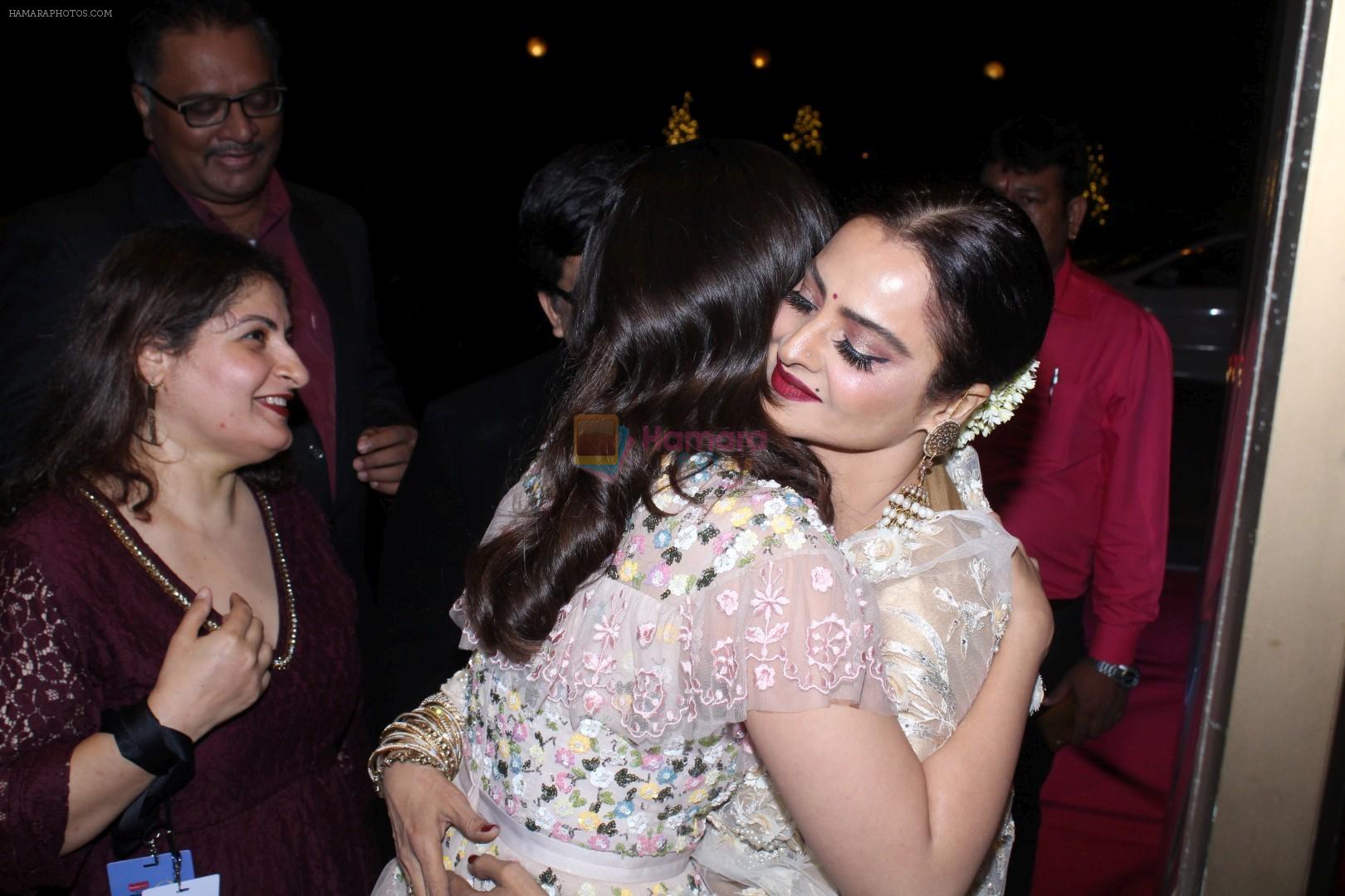hpse_fullsize__1528500207_Alia Bhatt, Rekha at the Red Carpet Of Filmfare Glamour  Style Awards on 1st Dec 2017 (390)_5a2244fe82017.JPG