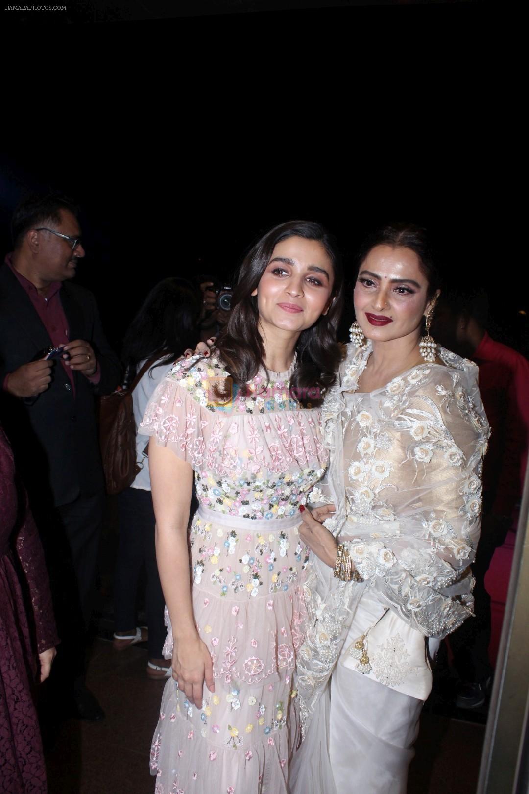 hpse_fullsize__2816626478_Alia Bhatt, Rekha at the Red Carpet Of Filmfare Glamour  Style Awards on 1st Dec 2017 (394)_5a2244ff12013.JPG