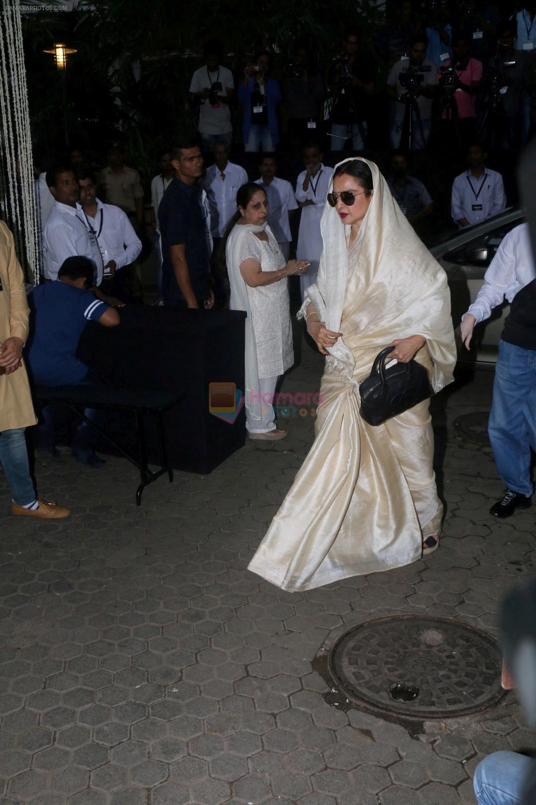 hpse_fullsize__3863016395_Rekha at Mr Shashi Kapoor Condolence Meeting on 7th Dec 2017 (79)_5a2a32a0140a6.JPG