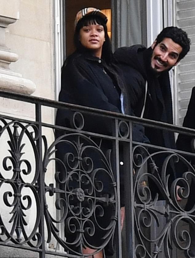 481E733C00000578-5266895-Je_taime_Rihanna_and_billionaire_boyfriend_Hassan_Jameel_were_sp-a-6_1515889754335_00634838.jpg