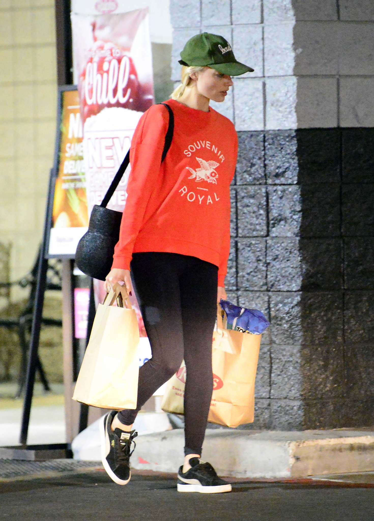 Margot-Robbie_-Shopping-in-Los-Angeles--06.jpg