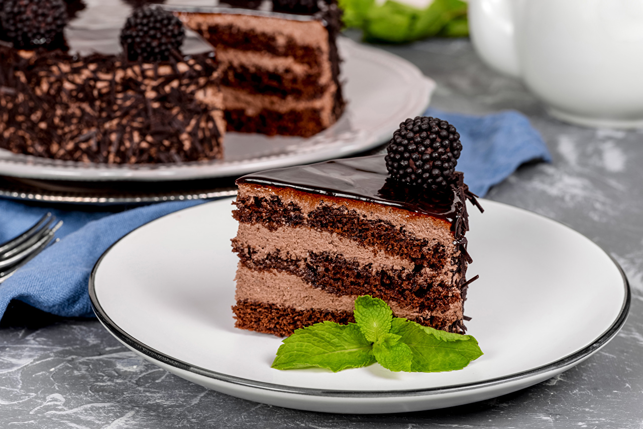 Blackberry_Chocolate_Cakes_Plate_Piece_542413_1280x854.jpg