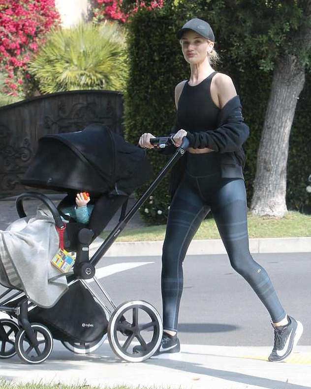 4B8DC9B600000578-5657963-Mommy_duties_Rosie_Huntington_Whiteley_looked_like_a_model_mothe-a-34_1524696795771.jpg