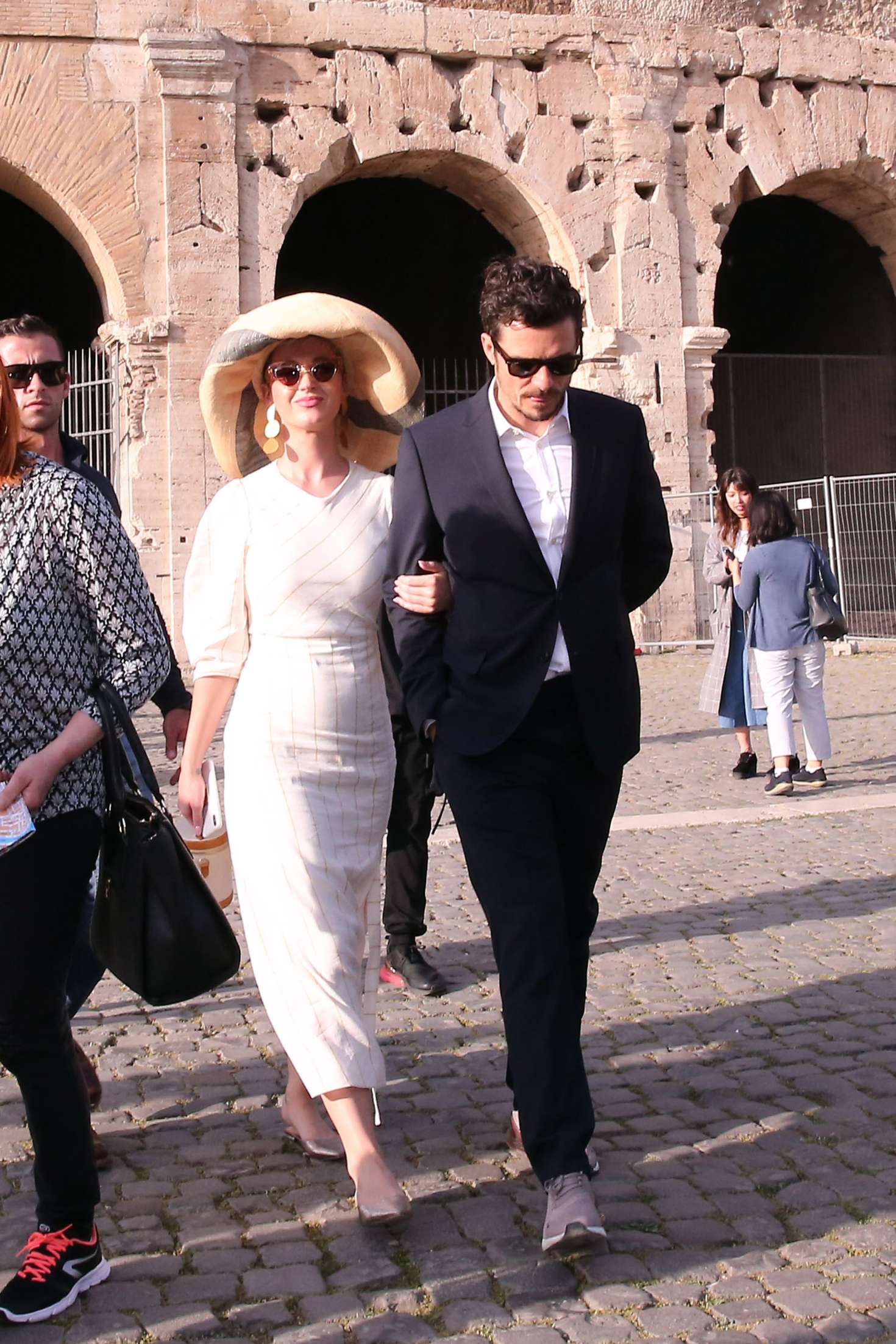 Katy-Perry-and-Orlando-Bloom_-Visiting-the-Colosseum--02.jpg