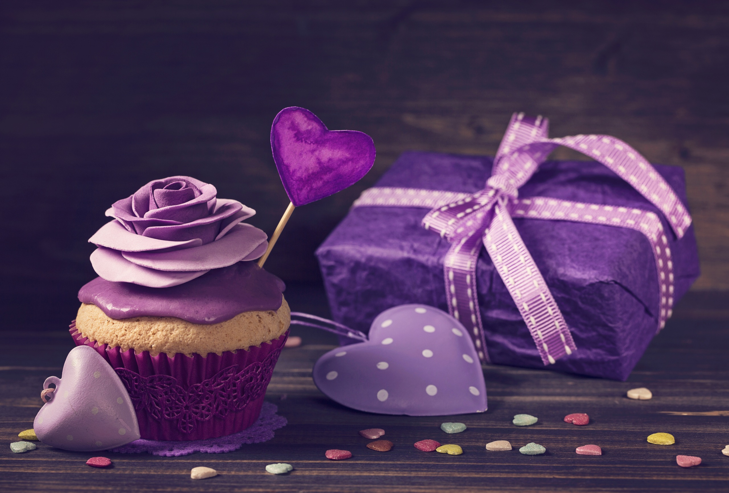 Valentine's_Day_Roses_Sweets_Cupcake_Wood_planks_541111_2560x1730.jpg