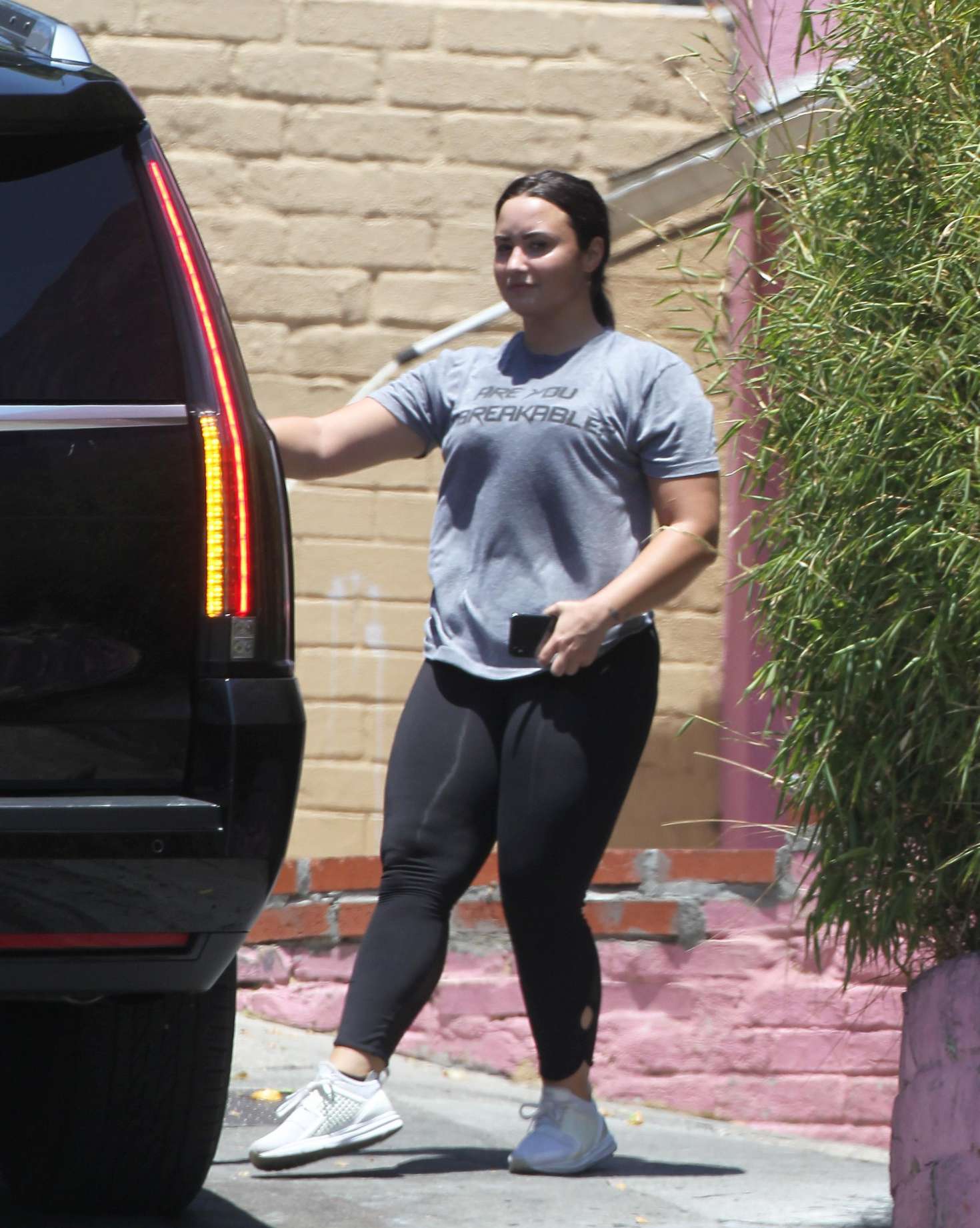 Demi-Lovato_-Leaves-the-gym-in-LA--03.jpg