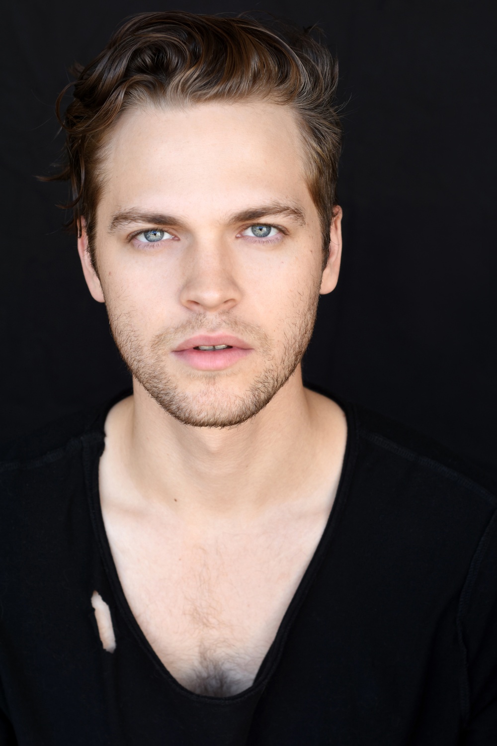kinopoisk.ru-Alexander-Calvert-2742983.jpg