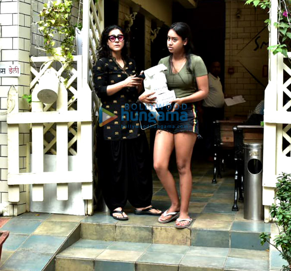 Kajol-and-her-daughter-snapped-post-lunch-date-in-Bandra-1.jpg