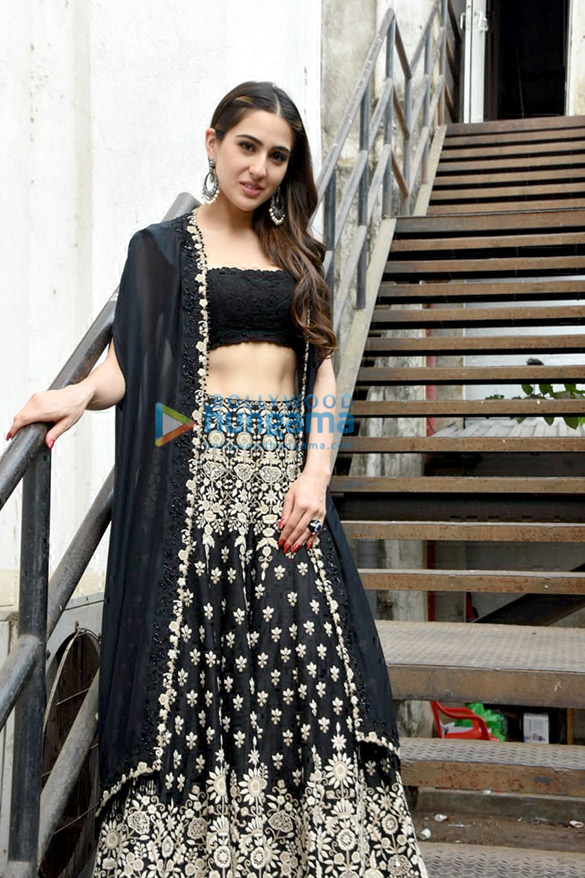 Sara-Ali-Khan-snapped-at-Love-Me-India-sets-1.jpg