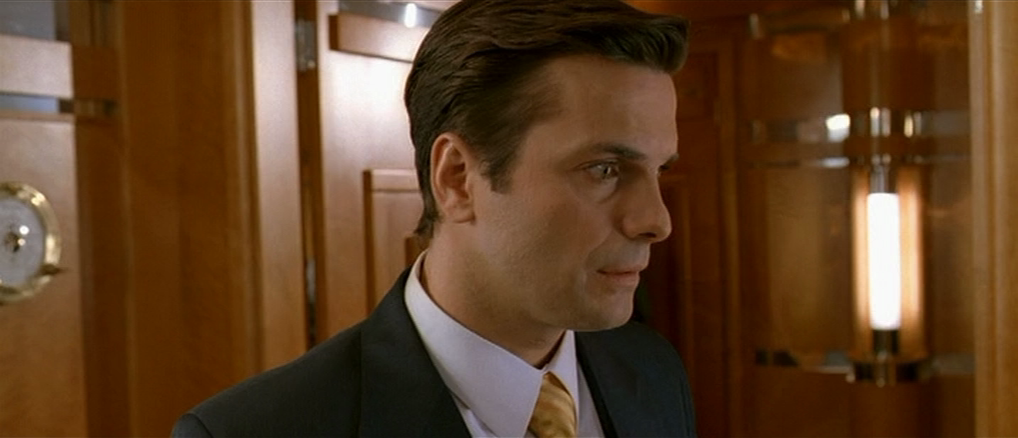 Побег_(2005)_DVDRIP-AVC_[-=DoMiNo=-].mkv_20181204_092058.572.png