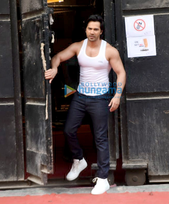 Varun-Dhawan-snapped-post-Luz-Cozi-ad-shoot-2.jpg