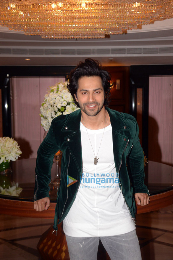 Varun-Dhawan-graces-the-Digital-Marketers-Awards-3.jpg