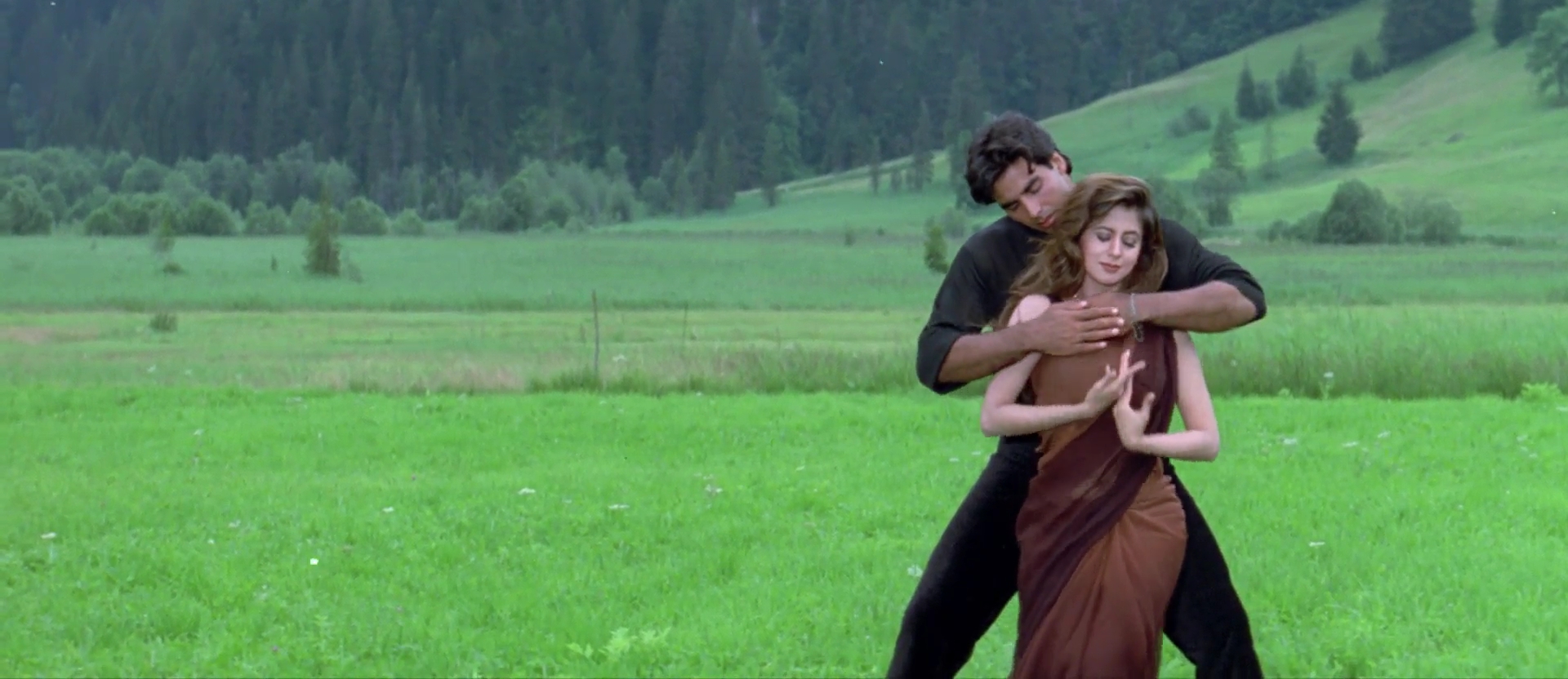 1997 - Aflatoon -2- Tu Mange Dil Main De Doon Jaan_1080p_sub.mkv0220.jpg