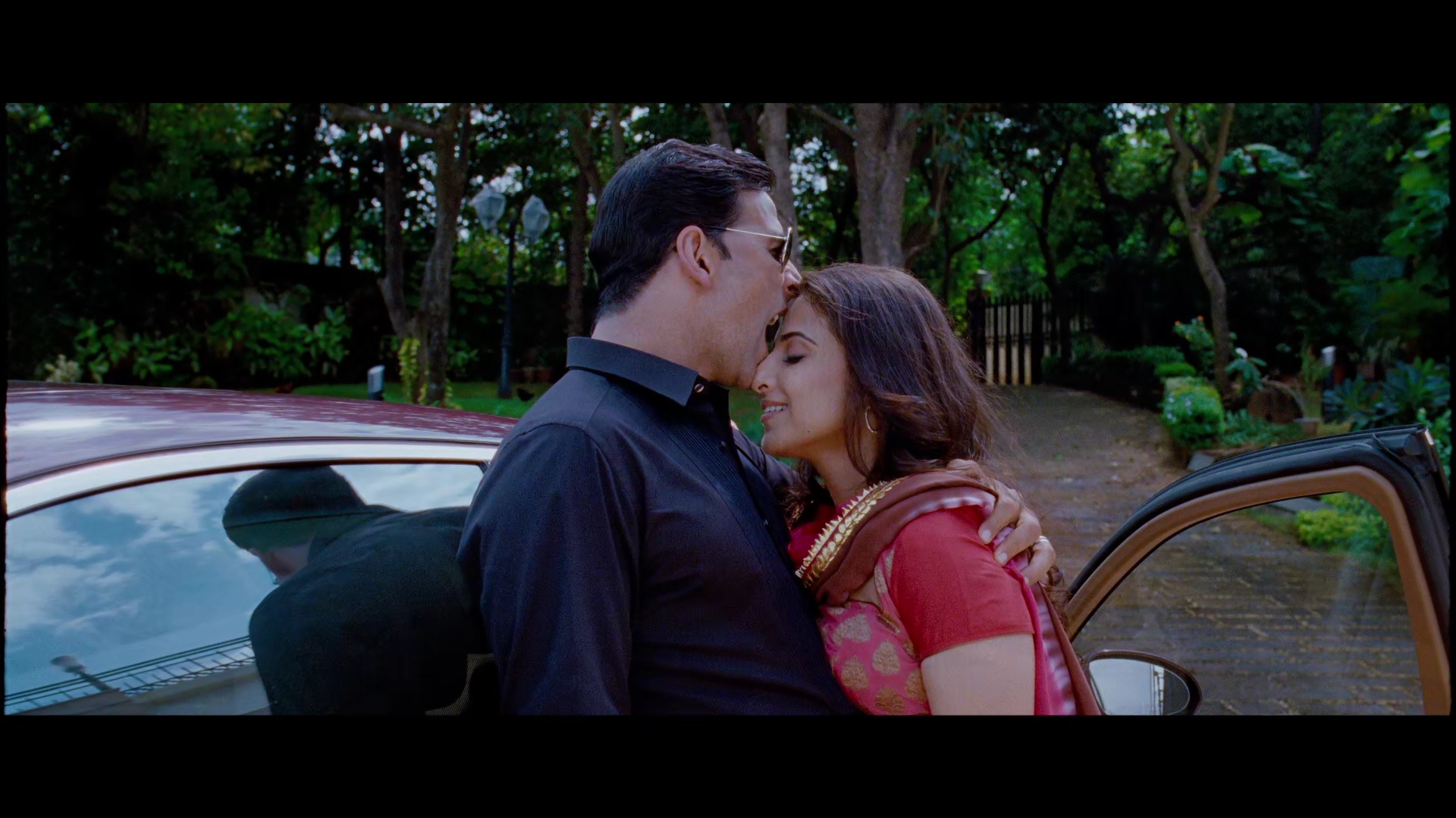 2011 - Thank you -6- Haan Har Gharein_1080p_sub.mkv3062.jpg