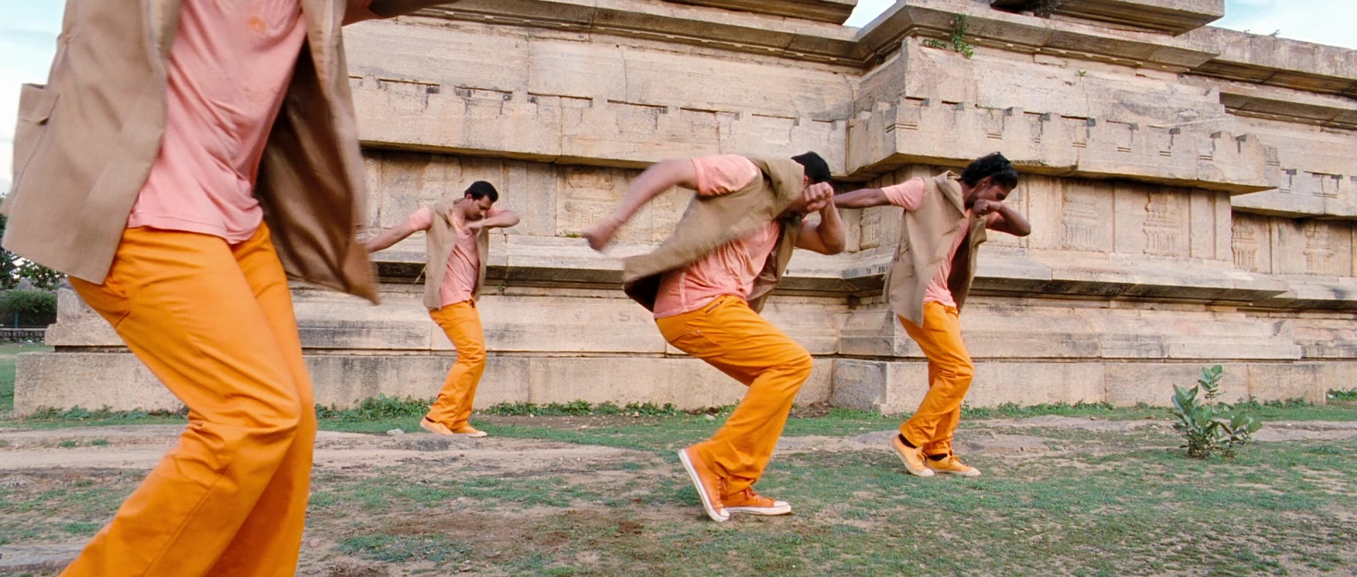 2012 - Rowdy Rathore -4- Dhadhang Dhang_ENG_1080p.mkv8586.jpg