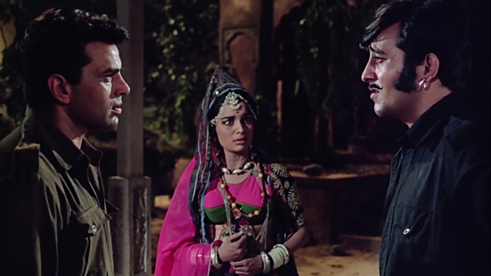 Mera.Gaon.Mera.Desh.1971.WEBHDRip.1080p.AVC[(175646)21-04-56].JPG