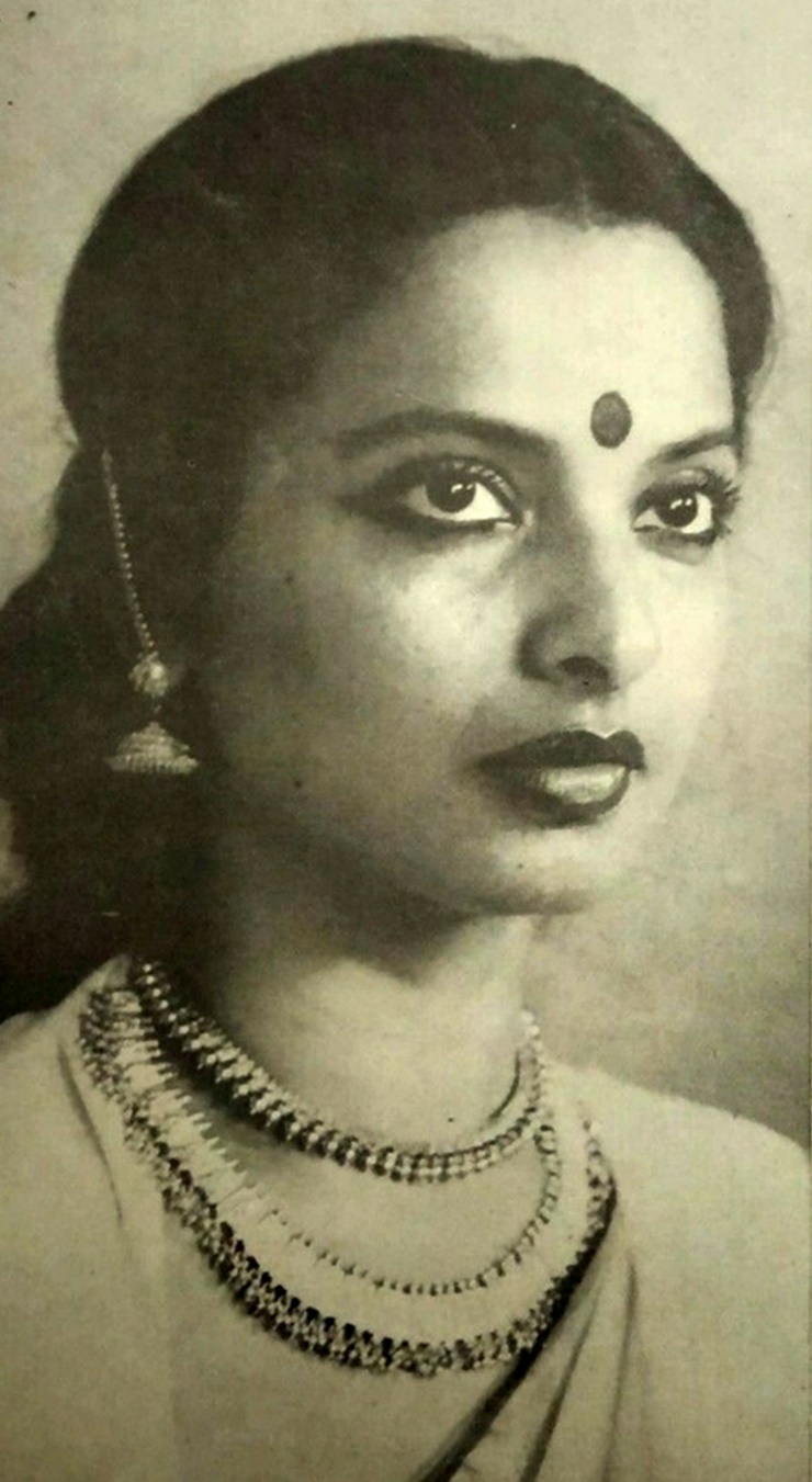 Bollywood-Actress-Rekha-Paper-Sheet-_57.jpg