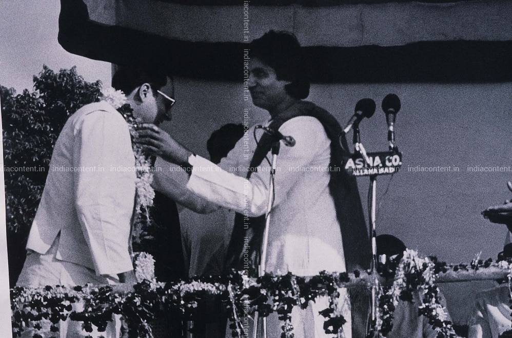 659-rajiv-gandhi-garlanded-by-his-friend-and-partymen-amitabh-bachchan-at-image-F223SE14_DVD0031.jpg