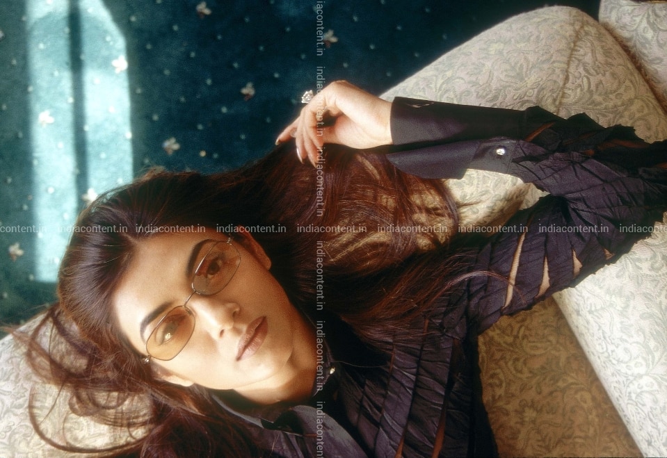 659-sushmita-sen-actress-lying-down-on-her-bed-wearing-goggles---image-F224SA15_DVD0033.jpg