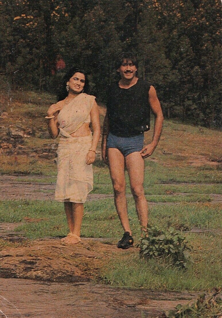 Bollywood-Postcard-Pair-Jackie-Padmini-Kolhapure-India.jpg
