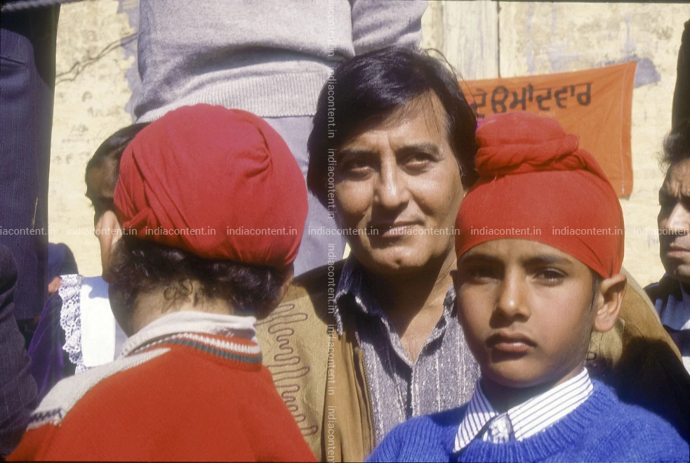 659-vinod-khanna-actor-film-producer-and-politician-with-children-in-image-F232SK20_DVD0050.webp