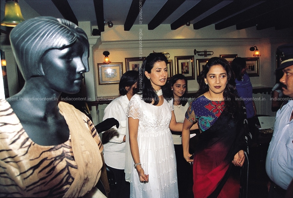 659-actress-madhuri-dixit-clicked-with-fashion-designer-ritu-beri-in-image-88005500_20190116_152.jpg