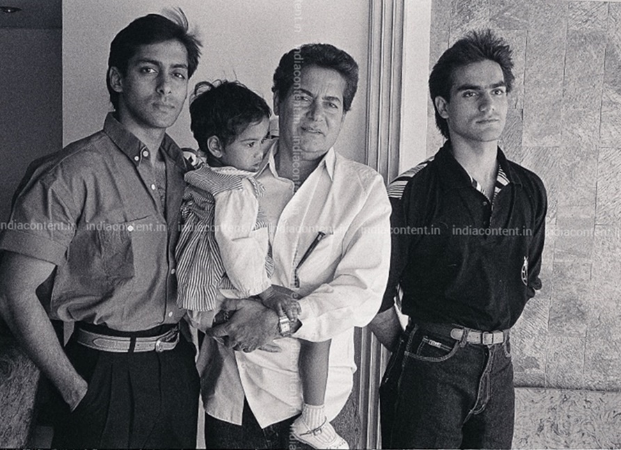 659-salman-khan-with-family-members-group-image-F139sh8_001237.jpg