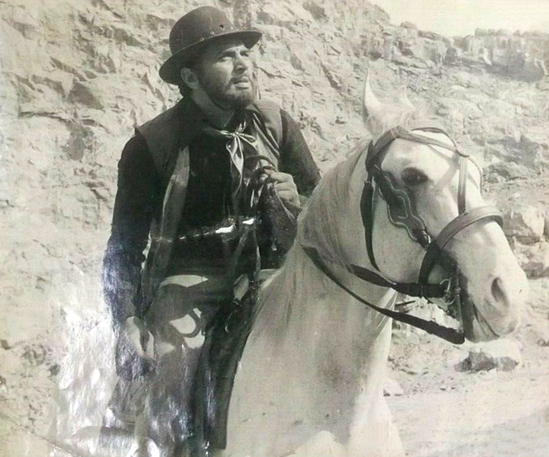 DHARMENDRA-18pc-Bollywood-India-Vintage-Movie-Still-_57 (4).jpg