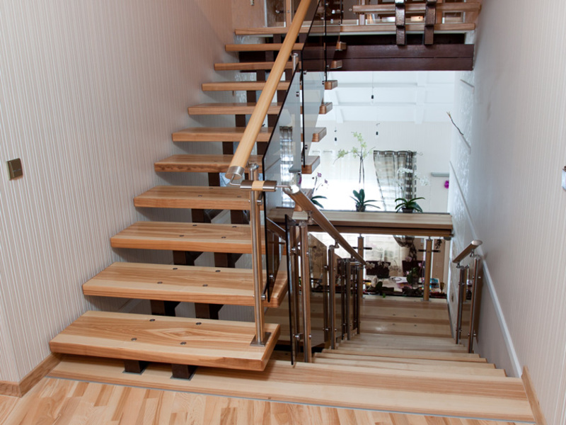 Особенности установки лестниц в современных частных домах