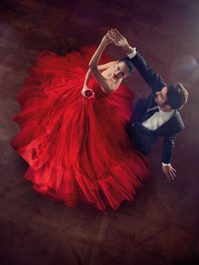 Мужчина и женщина в красном платье