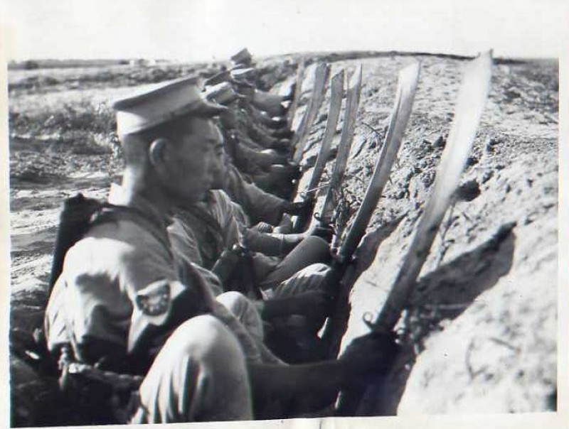 kmt-soldiers-in-trench-with-dadao.jpg